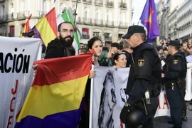 Cảnh sát ngăn dòng người tuần hành kêu gọi trưng cầu dân ý về độc lập vùng Catalunya trên quảng trường Puerta del Sol ngày 1/10. (Nguồn: AFP/TTXVN)