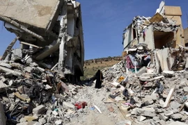 Cảnh đổ nát sau một cuộc không kích được cho là do liên quân Saudi Arabia dẫn đầu tiến hành tại Sanaa, Yemen ngày 26/8. (Nguồn: EPA/TTXVN)