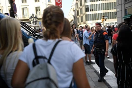 Cảnh sát vùng Catalonia tuần tra tại thành phố Barcelona ngày 23/9. (Nguồn: AFP/TTXVN)