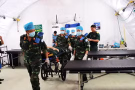 Chương trình huấn luyện thực hành trên bộ trang bị Bệnh viện dã chiến cấp 2 số 1, mô hình bệnh viện dã chiến đầu tiên của Việt Nam dự kiến sẽ triển khai tham gia hoạt động gìn giữ hòa bình Liên hợp quốc tại Phái bộ Nam Sudan vào năm 2018. (Ảnh: Xuân Khu/T
