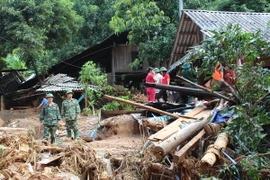 Lực lượng cứu hộ tập trung khắc phục hậu quả lũ lụt giúp người dân Hòa Bình ổn định cuộc sống. (Ảnh: Nhan Sinh/TTXVN)