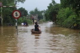 Thuyền là phương tiện di chuyển duy nhất của người dân Thạch Định những ngày lũ về. (Ảnh: Khiếu Tư/TTXVN)