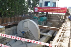 Máy bơm ly tâm được đặt thí điểm tại điểm ngập trên đường Nguyễn Hữu Cảnh. (Ảnh: Hoàng Hải/TTXVN)