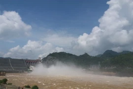 Nhà máy thủy điện Hòa Bình mở 3 cửa xả lũ. (Ảnh: Nhan Sinh/TTXVN)