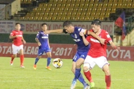 Pha tranh bóng của cầu thủ hai đội. (Ảnh: Hải Âu/TTXVN)