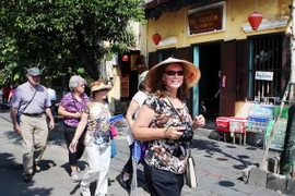 Khách du lịch quốc tế tham quan Đô thị cổ Hội An. (Ảnh: Trần Lê Lâm/TTXVN)