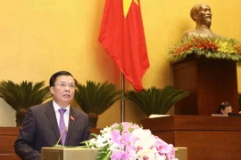 Bộ trưởng Bộ Tài chính Đinh Tiến Dũng trình bày Báo cáo về kết quả thực hiện ngân sách nhà nước năm 2017; dự toán ngân sách nhà nước và phương án phân bổ ngân sách trung ương năm 2018. (Ảnh: Phương Hoa/TTXVN)