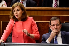 Thủ tướng Tây Ban Nha Mariano Rajoy (phải) và Phó Thủ tướng Tây Ban Nha Soraya Saenz de Santamaria (trái) tại cuộc họp ở Madrid ngày 17/6/2015. (Nguồn: AFP/TTXVN)