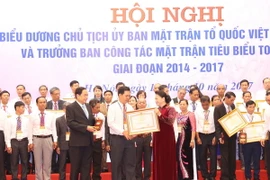 Chủ tịch Quốc hội Nguyễn Thị Kim Ngân và Chủ tịch Ủy ban Trung ương MTTQ Việt Nam Trần Thanh Mẫn trao Bằng khen của Thủ tướng Chính phủ cho các đại biểu. (Ảnh Trọng Đức/TTXVN)