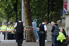 Cảnh sát Anh điều tra tại hiện trường một vụ tấn công ở London ngày 7/10. (Nguồn: AFP/TTXVN)