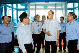 Chủ tịch nước Trần Đại Quang đi thăm và kiểm tra công tác đảm bảo an ninh, trật tự trong việc đón tiếp các nhà lãnh đạo các nền kinh tế thành viên APEC tại sân bay quốc tế Đà Nẵng. (Ảnh: Nhan Sáng/TTXVN)