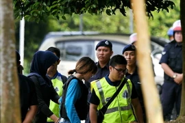 Nghi phạm Đoàn Thị Hương (giữa, trái) được áp giải tới tòa án ở Sepang, Malaysia ngày 30/5. (Nguồn: AFP/TTXVN)