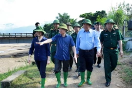 Phó Thủ tướng Trương Hòa Bình thị sát hiện trường bị thiệt hại do mưa lũ tại phường Cầu Thia, thị xã Nghĩa Lộ. (Ảnh: Trung Kiên/TTXVN)