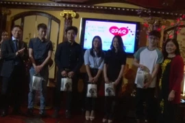 Năm sinh viên đang học ngành y tại Nga được nhận phần thưởng vì đã có thành tich xuất sắc trong hoạt động của Hội. (Ảnh: Trí Dương/Vietnam+)