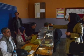 Người dân bỏ phiếu tại điểm bầu cử ở Diyarbakir ngày 16/4. (Nguồn: AFP/TTXVN) 