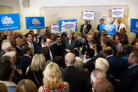 Thủ tướng Theresa May gặp gỡ những người ủng hộ tại Dudley, West Midlands. (Nguồn: AFP/TTXVN) 