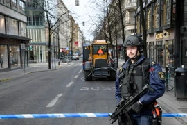 Cảnh sát gác gần hiện trường vụ tấn công bằng xe tải ở Stockholm, Thụy Điển, ngày 8/4. (Nguồn: EPA/TTXVN) 
