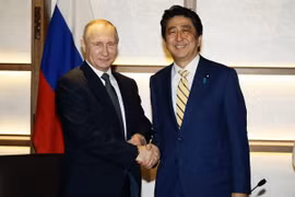 Tổng thống Nga Vladimir Putin (trái) và Thủ tướng Nhật Bản Shinzo Abe (phải). (Nguồn: AFP/TTXVN)