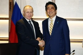 Tổng thống Nga Vladimir Putin (trái) và Thủ tướng Nhật Bản Shinzo Abe (phải). (Nguồn: AFP/TTXVN)