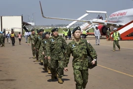 Các thành viên thuộc Các Lực lượng Phòng vệ Nhật Bản tới sân bay ở Juba, tham gia sứ mệnh gìn giữ hòa bình của Liên hợp quốc tại Nam Sudan. (Nguồn: AP/TTXVN) 