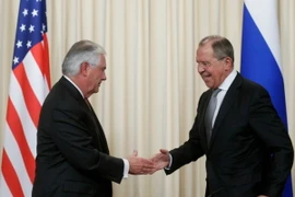 Ngoại trưởng Nga Sergei Lavrov (phải) và Ngoại trưởng Mỹ Rex Tillerson (trái) tại cuộc gặp ở Moskva. (Nguồn: EPA/TTXVN) 