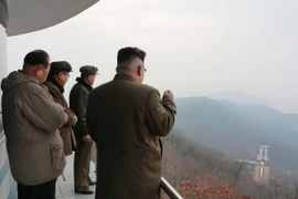Nhà lãnh đạo Triều Tiên Kim Jong-un (phải) theo dõi việc thử động cơ tên lửa tại một địa điểm bí mật. (Nguồn: EPA/TTXVN)
