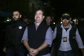 Cựu Thống đốc bang Veracruz, Javier Duarte de Ochoa (giữa) bị dẫn độ về nước sau khi bị bắt ở Panajache, Solola, Guatemala ngày 15/4. (Nguồn: AFP/TTXVN) 