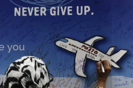 Thông điệp tưởng nhớ các nạn nhân MH370, nhân tưởng niệm một năm vụ mất tích máy bay này ở Kuala Lumpur, Malaysia ngày 6/3/2015. (Nguồn: AFP/TTXVN) 