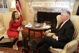 Ngoại trưởng Mỹ Rex Tillerson (phải) và người đồng cấp Canada Chrystia Freeland (trái) tại cuộc gặp ở Washington, DC, Mỹ. (Nguồn: AFP/TTXVN)