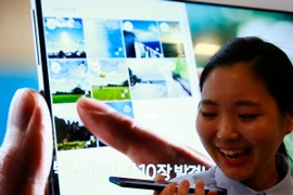 Điện thoại Galaxy S8 trưng bày tại trụ sở của Samsung ở Seoul ngày 13/4. (Nguồn: EPA/TTXVN)