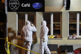 Cảnh sát điều tra tại hiện trường vụ nổ súng ở quán càphê thành phố Basel ngày 10/3. (Nguồn: AFP/TTXVN) 