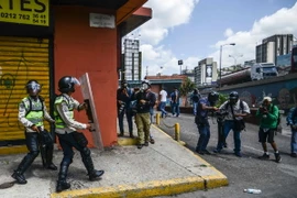 Cảnh sát Venezuela trong cuộc xung đột với người biểu tình ở Caracas ngày 4/4. (Nguồn: AFP/TTXVN) 