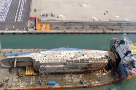Phà Sewol được lai dắt về tới cảng Mokpo ngày 31/3. (Nguồn: YONHAP/TTXVN) 