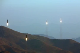 Các tên lửa đạn đạo của Triều Tiên được phóng thử trong một buổi diễn tập quân sự của đơn vị pháo binh Hwaesong thuộc Quân đội Nhân dân Triều Tiên. (Nguồn: EPA/TTXVN)