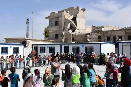 Trẻ em Syria tại một lớp học tạm ở thành phố Aleppo ngày 18/5. (Nguồn: AFP/TTXVN) 