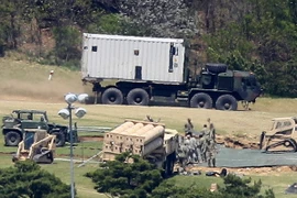 Các trang thiết bị cần thiết cho việc lắp đặt THAAD được vận chuyển tới Seongju, đông nam Hàn Quốc ngày 27/4. (Nguồn: Yonhap/TTXVN) 