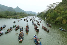 Hơn 100.000 người trẩy hội chùa Hương trong sáng mùng 6 Tết