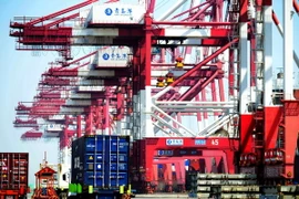 Vận chuyển hàng hóa tại một cảng ở Thanh Đảo, tỉnh Sơn Đông, Trung Quốc. (Nguồn: AFP/TTXVN) 