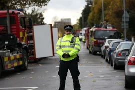 Cảnh sát làm nhiệm vụ tại hiện trường vụ tai nạn. (Nguồn: AFP/TTXVN)