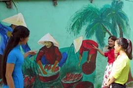 Ghé thăm làng tranh bích họa giữa lòng Thủ đô