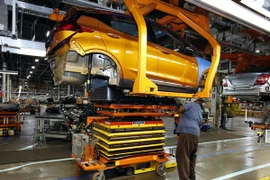 Lắp ráp ôtô điện Chevrolet Bolt EV tại Orion Township, bang Michigan ngày 4/11. (Nguồn: AP/TTXVN)