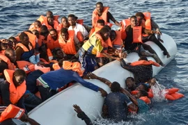 Người di cư được giải cứu ngoài khơi Libya, trên vùng biển Địa Trung Hải. (Nguồn: AFP/TTXVN) 