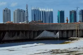 Một bức tường ngăn nước biển ở thủ đô Jakarta. (Nguồn: THX/TTXVN) 