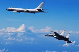 Máy bay chiến đấu Su-30 và máy bay ném bom H-6K của Không lực Trung Quốc. (Nguồn: THX/TTXVN)