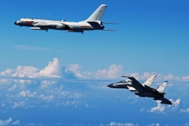 Máy bay chiến đấu Su-30 và máy bay ném bom H-6K của Không lực Trung Quốc. (Nguồn: THX/TTXVN)