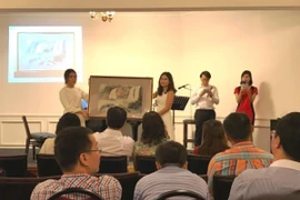 Một bức tranh được đưa ra đấu giá tại buổi Gala gây học bổng của Quỹ Đồng hành tại Singapore tổi ngày 15/1. (Ảnh: Mỹ Bình/Vietnam+)