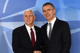 Phó Tổng thống Mỹ Mike Pence (trái) gặp Tổng Thư ký NATO Jens Stoltenberg tại trụ sở NATO ở Brussels, Bỉ. (Nguồn: AFP/TTXVN) 