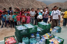 Người dân Peru xếp hàng chờ lấy nước tại Huarochiri, Lima ngày 18/3. (Nguồn: EPA/TTXVN) 