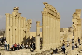 Người dân tới thăm thành cổ Palmyra sau khi quân đội Chính phủ Syria giành lại khu vực này từ tay IS. (Nguồn: AFP/TTXVN) 