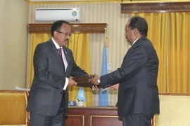 Tân Tổng thống Somalia Mohamed Abdullahi Farmajo (trái) và Tổng thống mãn nhiệm Hassan Sheik Mohamud (phải) tại buổi lễ chuyển giao quyền lực ở Mogadishu ngày 16/2. (Nguồn: THX/TTXVN) 